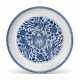 A BLUE AND WHITE 'PHOENIX AND PEONY' DISH - Foto 1