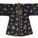 A BLUE-GROUND COUCHED GILT SUMMER GAUZE INFORMAL LADY'S 'BUTTERFLY AND FLOWER' ROBE - Foto 1