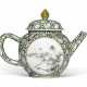A RARE FAUX-PUDDINGSTONE-GROUND GRISAILLES-DECORATED TEAPOT AND COVER - Foto 1