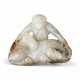 A WHITE AND RUSSET JADE HORSE AND MONKEY GROUP - Foto 1