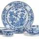 A LARGE BLUE AND WHITE DISH AND THREE BLUE AND WHITE BOWLS - фото 1