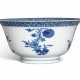 A BLUE AND WHITE 'FLORAL' BOWL - Foto 1