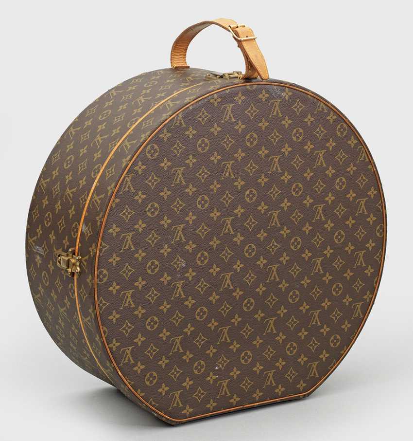 Classic Hat Box From Louis Vuitton Buy At Online Auction At Veryimportantlot Com Auction Catalog Big Art Auction No 179 International Art Amp Antiques Day 3 From 12 09 Photo Price Auction Lot 2345