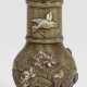 Miniatur-Vase mit Chrysanthemendekor - фото 1