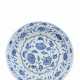 A LARGE AND RARE BLUE AND WHITE DISH - Foto 1