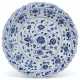 AN IMPORTANT BLUE AND WHITE BARBED 'AUSPICIOUS FLOWER' DISH ... - Foto 1
