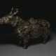 A RARE LARGE GOLD AND SILVER-INLAID BRONZE TAPIR-FORM VESSEL... - Foto 1