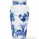 A FINELY DECORATED BLUE AND WHITE BALUSTER VASE - Foto 1