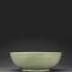 A VERY RARE LARGE LONGQUAN CELADON CARVED BOWL - фото 1
