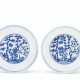A PAIR OF BLUE AND WHITE 'THREE FRIENDS OF WINTER' DISHES - Foto 1