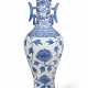 AN UNUSUAL LARGE BLUE AND WHITE BALUSTER VASE - Foto 1