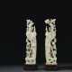 A PAIR OF LARGE PALE GREENISH-WHITE JADE FIGURES OF PHOENIXE... - Foto 1