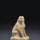A SMALL WHITE MARBLE FIGURE OF A SEATED LION - Foto 1