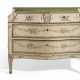 A NORTH ITALIAN CREAM AND POLYCHROME-PAINTED COMMODE - Foto 1
