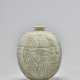 A BUNCHEONG INCISED STONEWARE BOTTLE VASE - Foto 1
