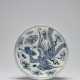 A CIRCULAR BLUE AND WHITE PORCELAIN DISH - фото 1