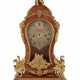 AN EARLY LOUIS XV LACQUERED BRASS-MOUNTED KINGWOOD MANTEL CLOCK - Foto 1