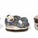 THREE SILVER-MOUNTED FRENCH PORCELAIN SNUFF-BOXES - Foto 1