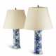 A PAIR OF CHINESE BLUE AND WHITE PORCELAIN VASES, MOUNTED AS LAMPS - Foto 1