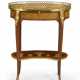 A LATE LOUIS XV ORMOLU-MOUNTED TULIPWOOD AND MARQUETRY TABLE A ECRIRE - Foto 1