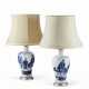A PAIR OF CHINESE UNDERGLAZE BLUE AND COPPER RED VASES, MOUNTED AS LAMPS - Foto 1