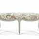 Samuel, H.. A LOUIS XV STYLE WHITE-PAINTED BENCH - Foto 1