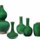 A GROUP OF CHINESE GREEN CRACKLE-GLAZED SMALL VASES - Foto 1