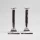 Ellis & Co.. Paar englischer Kerzenhalter in Säulen-Form - photo 1
