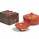A SMALL RITSUO-STYLE LACQUER BOX (KOBAKO), A RED LACQUER BOWL WITH COVER (NIMONO WAN) AND A SMALL DISH (KOBACHI) - Foto 1