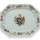 A CHINESE EXPORT FAMILLE ROSE PORCELAIN ARMORIAL OCTAGONAL PLATTER - Foto 1