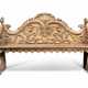 A DUTCH GREY-PAINTED AND CARVED OAK BENCH - Foto 1