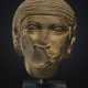 AN EGYPTIAN INDURATED LIMESTONE HEAD OF A MAN - Foto 1