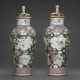 A PAIR OF CHINESE 'SOLDIER' VASES AND COVERS - фото 1