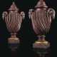 A PAIR OF LATE LOUIS XV ORMOLU-MOUNTED PORPHYRY VASES AND CO... - Foto 1