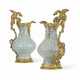 A PAIR OF ORMOLU-MOUNTED CHINESE CRACKLE-GLAZED CELADON PORC... - Foto 1