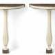 A PAIR OF ITALIAN WHITE AND RED-FIGURED MARBLE CONSOLES - Foto 1