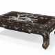 A CHINESE MOTHER-OF-PEARL-INLAID BROWN LACQUER LOW TABLE - Foto 1
