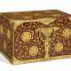 A JAPANESE GILT AND BROWN LACQUER BOX AND COVER - фото 1