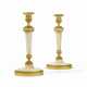 A PAIR OF DIRECTOIRE ORMOLU-MOUNTED WHITE MARBLE CANDLESTICK... - Foto 1