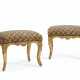 A PAIR OF LOUIS XV GILTWOOD TABOURETS - Foto 1