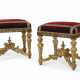 A PAIR OF NORTH EUROPEAN GILTWOOD TABOURETS - Foto 1
