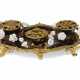 A LOUIS XV ORMOLU-MOUNTED POLYCHROME-DECORATED LACQUER AND PORCELAIN ENCRIER - Foto 1