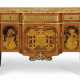 A LATE LOUIS XV ORMOLU-MOUNTED TULIPWOOD, AMARANTH AND FRUITWOOD MARQUETRY COMMODE - Foto 1