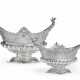 A NEAR PAIR OF VICTORIAN SILVER CENTERPIECE BOWLS - Foto 1