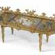 A LARGE FRENCH TROUBADOUR STYLE ORMOLU AND MIRRORED THREE-PIECE SURTOUT DE TABLE - Foto 1