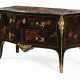 Jeanselme. A FRENCH ORMOLU-MOUNTED GILT-JAPANNED COMMODE - Foto 1