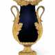 A FRENCH ORMOLU-MOUNTED BLUE-GROUND CHINESE PORCELAIN VASE - Foto 1