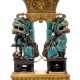 A FRENCH ORMOLU JARDINIERE MOUNTED WITH A PAIR OF CHINESE TURQUOISE AND AUBERGINE-GLAZED PORCELAIN BUDDHIST LIONS - Foto 1