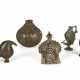 Gruppe von Bronzen, unter anderem Korpus von Wasserpfeifen, Weihrauchbrenner in Vogelform, Plakette - фото 1