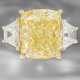 Ring: exquisiter und äußerst wertvoller Diamantring mit gelbem Fancy Diamant von 8,02ct und 2 allerfeinsten weißen Trapezdiamanten, GIA-Report - Foto 1